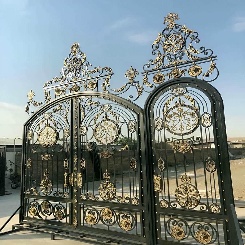 خدمات اجرای درب فرفورژه گل دار برای ساختمان در کرمان