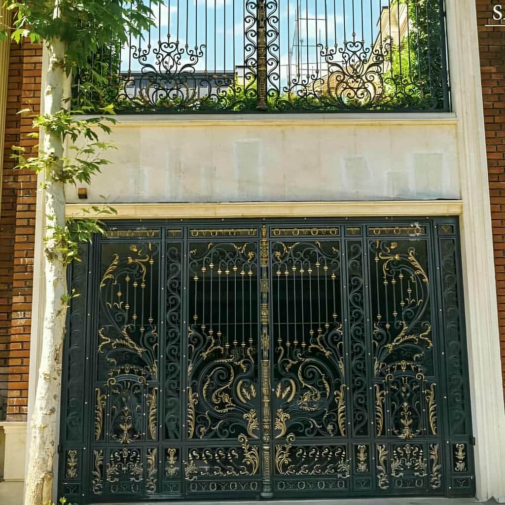 سفارش درب فرفورژه تاجدار برای ویلای رومی در کرمان سفارش درب فرفورژه تاجدار برای ویلای رومی در کرمان