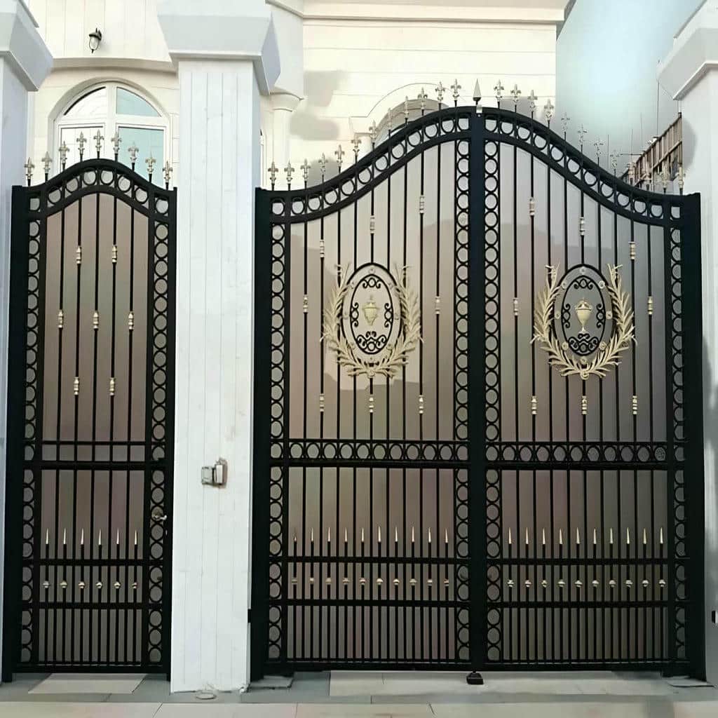 نصب درب حیاط ورودی محوطه با تراز دقیق در کرمان