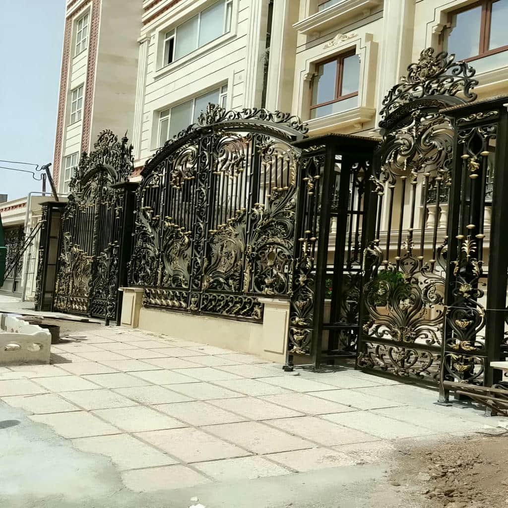 نصب درب فلزی ریلی باغ با چرخ و راهنمای هماهنگ در کرمان