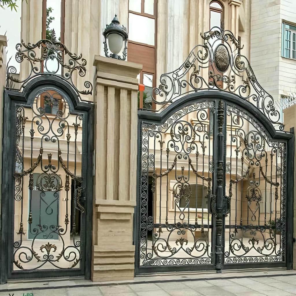اجرای درب پارکینگ فرفورژه نمای رومی با هماهنگی تاج و نما در کرمان