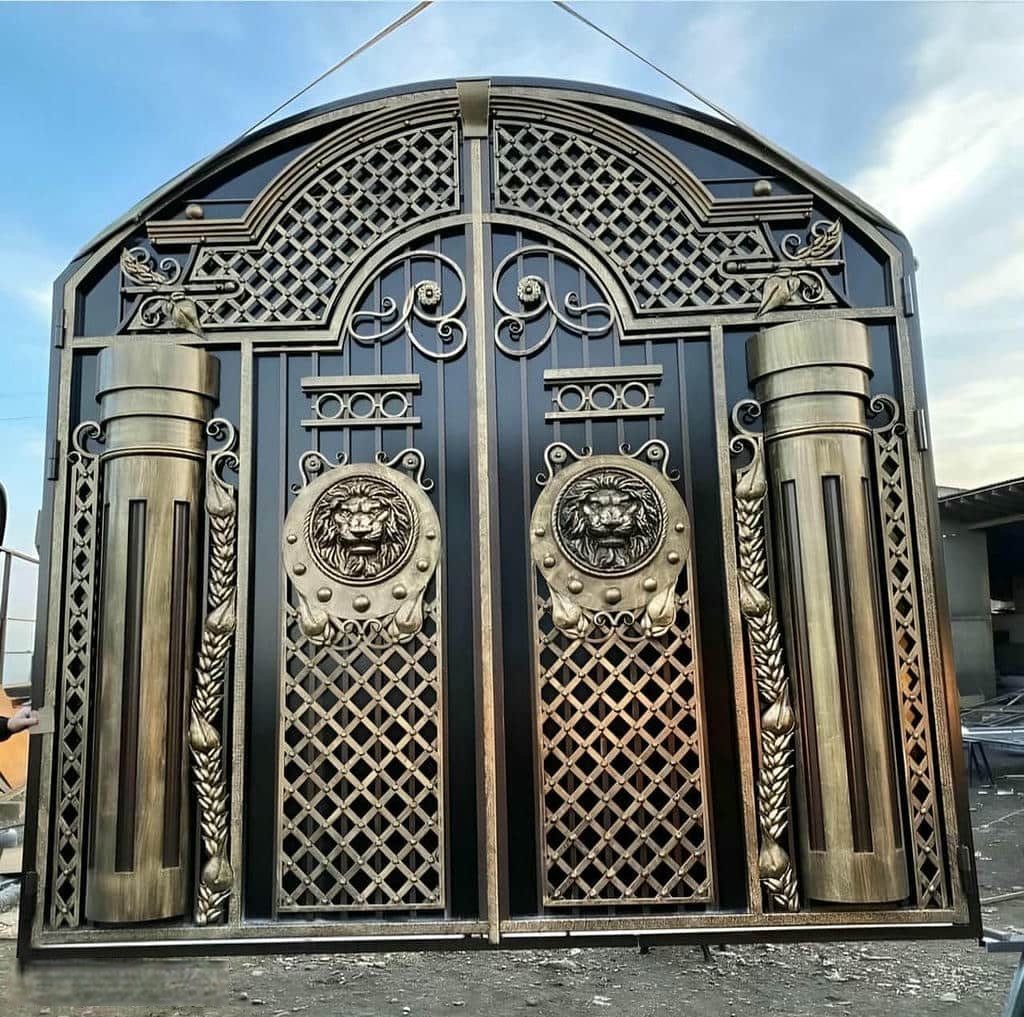 اجرای درب پارکینگ کلاسیک کتیبه دار با هماهنگی نمای ورودی در کرمان
