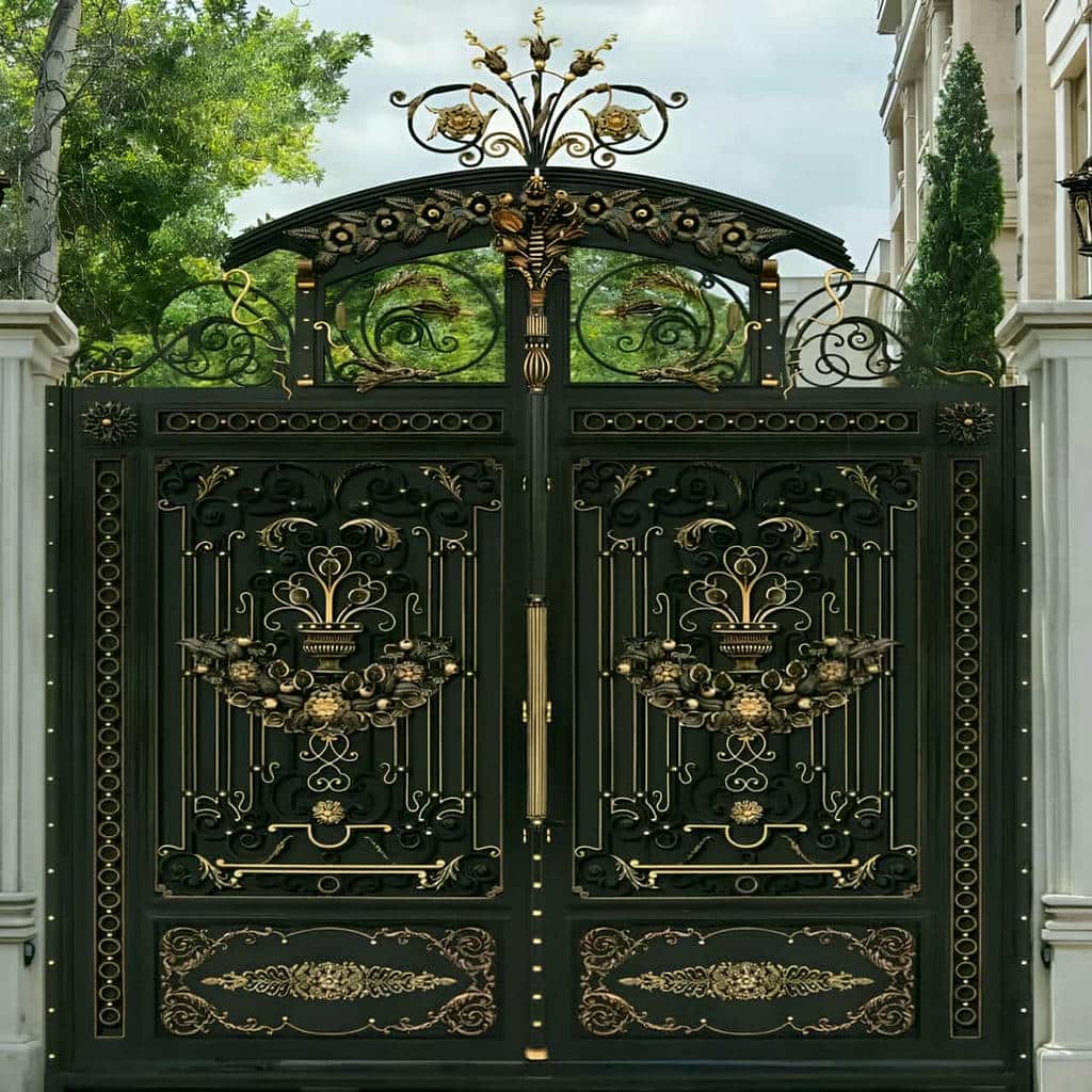 سفارش درب حیاط فرفورژه نمای رومی تاج دار در کرمان