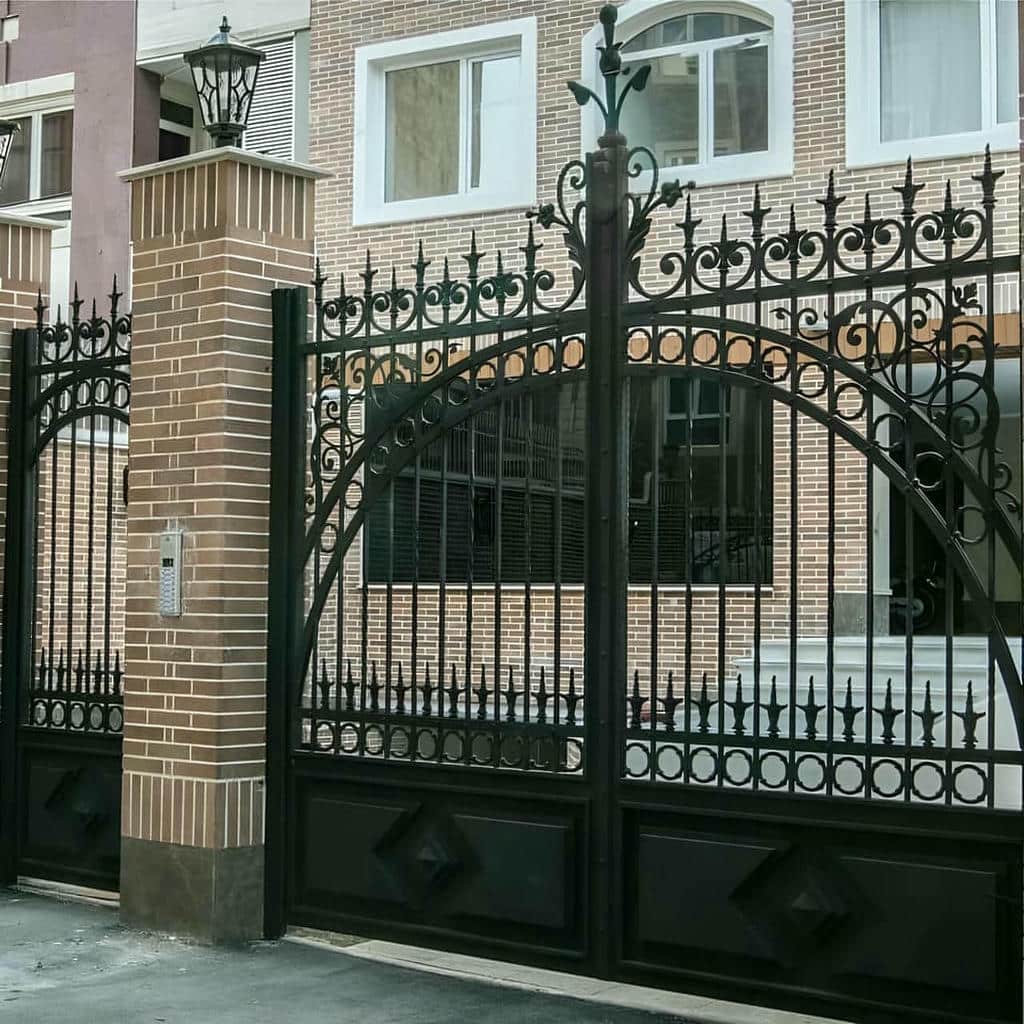 درب پارکینگ برش لیزری هندسی هماهنگ با نمای مدرن در کرمان