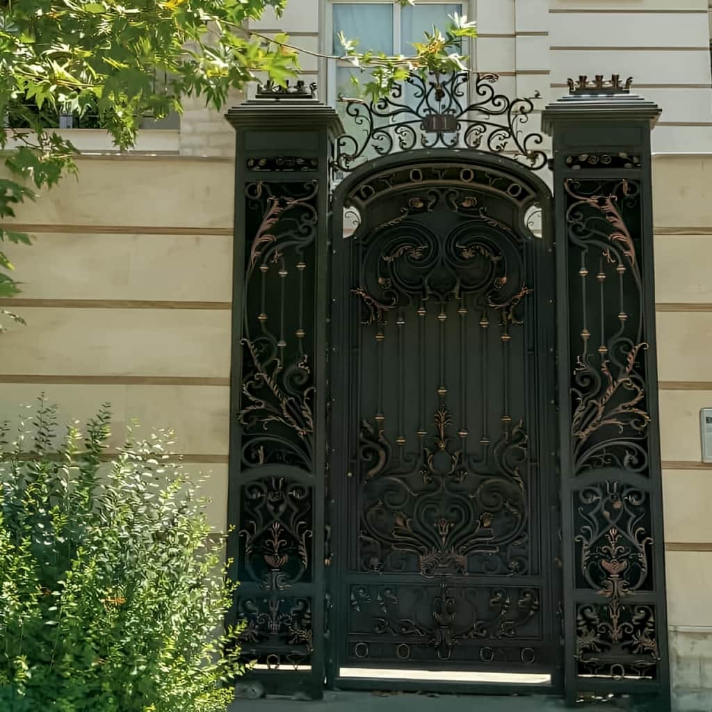 اجرای درب پارکینگ برش لیزری طرح هندسی با هماهنگی نمای ساختمان در کرمان