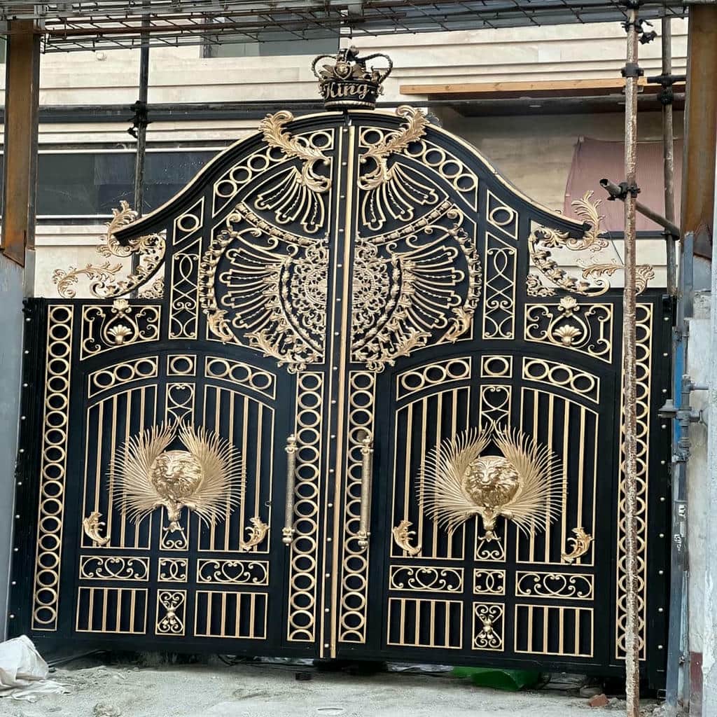 نصب درب حیاط ورق پانچ با تراز دقیق در کرمان نصب درب حیاط ورق پانچ با تراز دقیق در کرمان