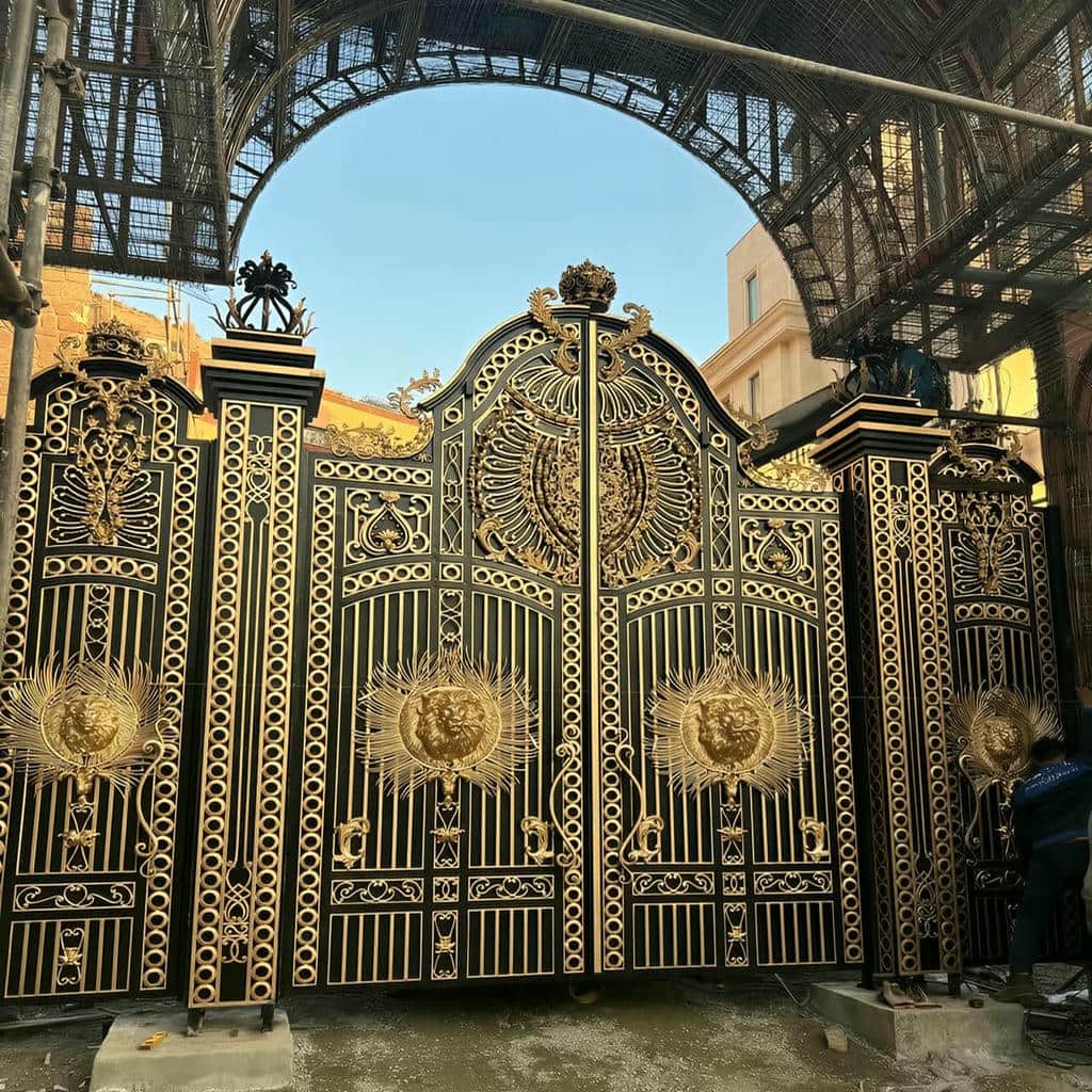 سفارش درب فلزی ریلی باغ با قاب هندسی در کرمان