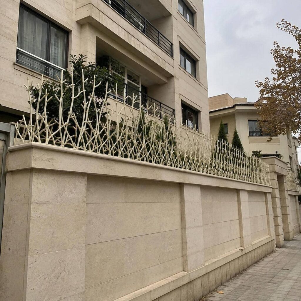 ساخت حفاظ دیوار کوتاه حیاط با متریال مقاوم در کرمان