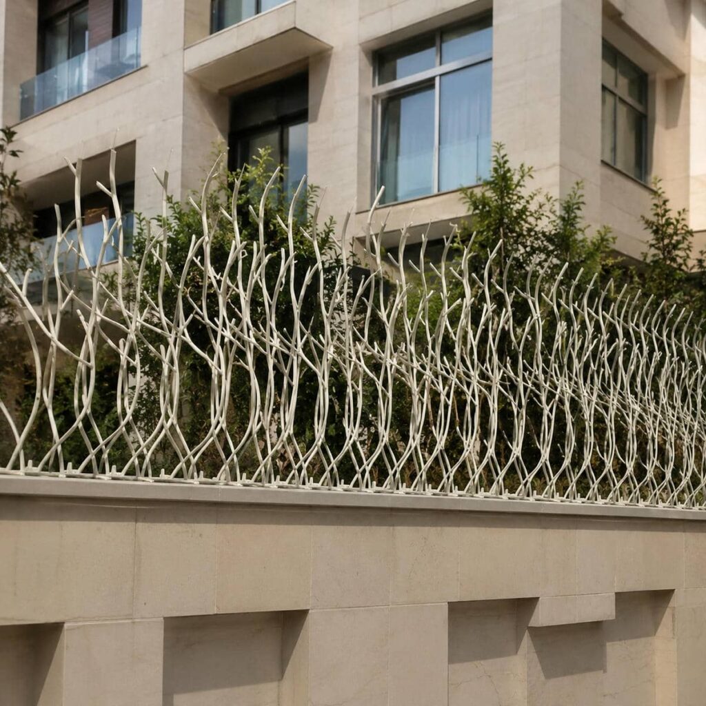 نصب حفاظ روی دیوار باغ محوطه با بررسی بستر در کرمان