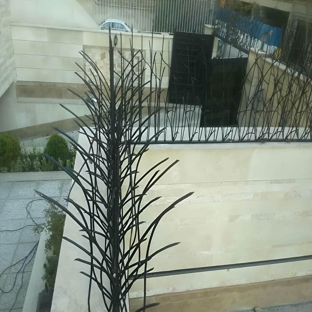 نرده روی دیوار با فرم عمودی متراکم