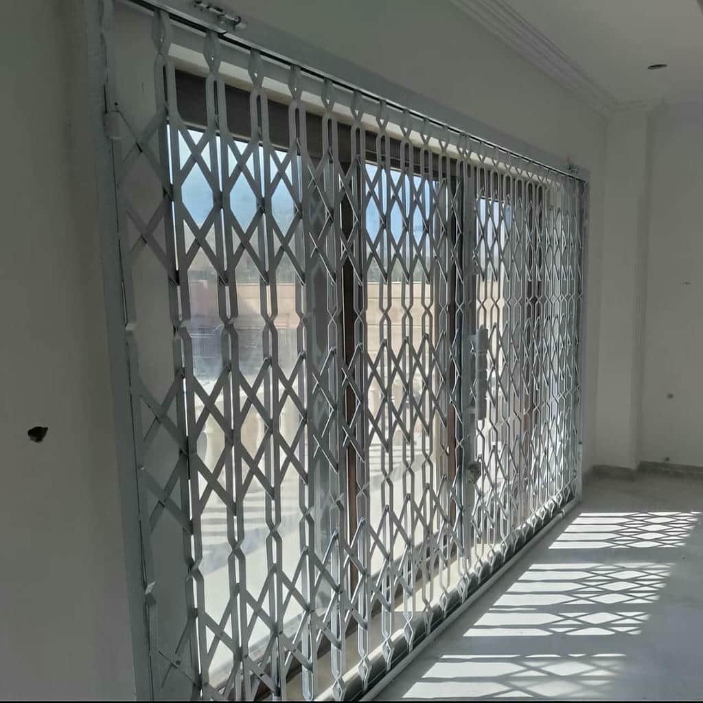 مدل حفاظ آکاردئونی کرمان کنار ورودی تجاری