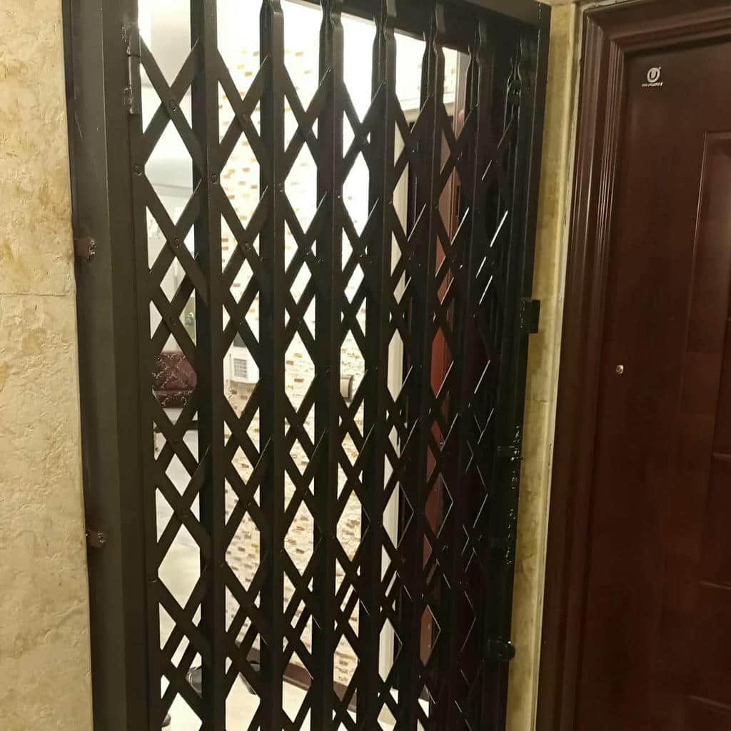 درب حفاظتی آپارتمان هماهنگ با نمای مینیمال