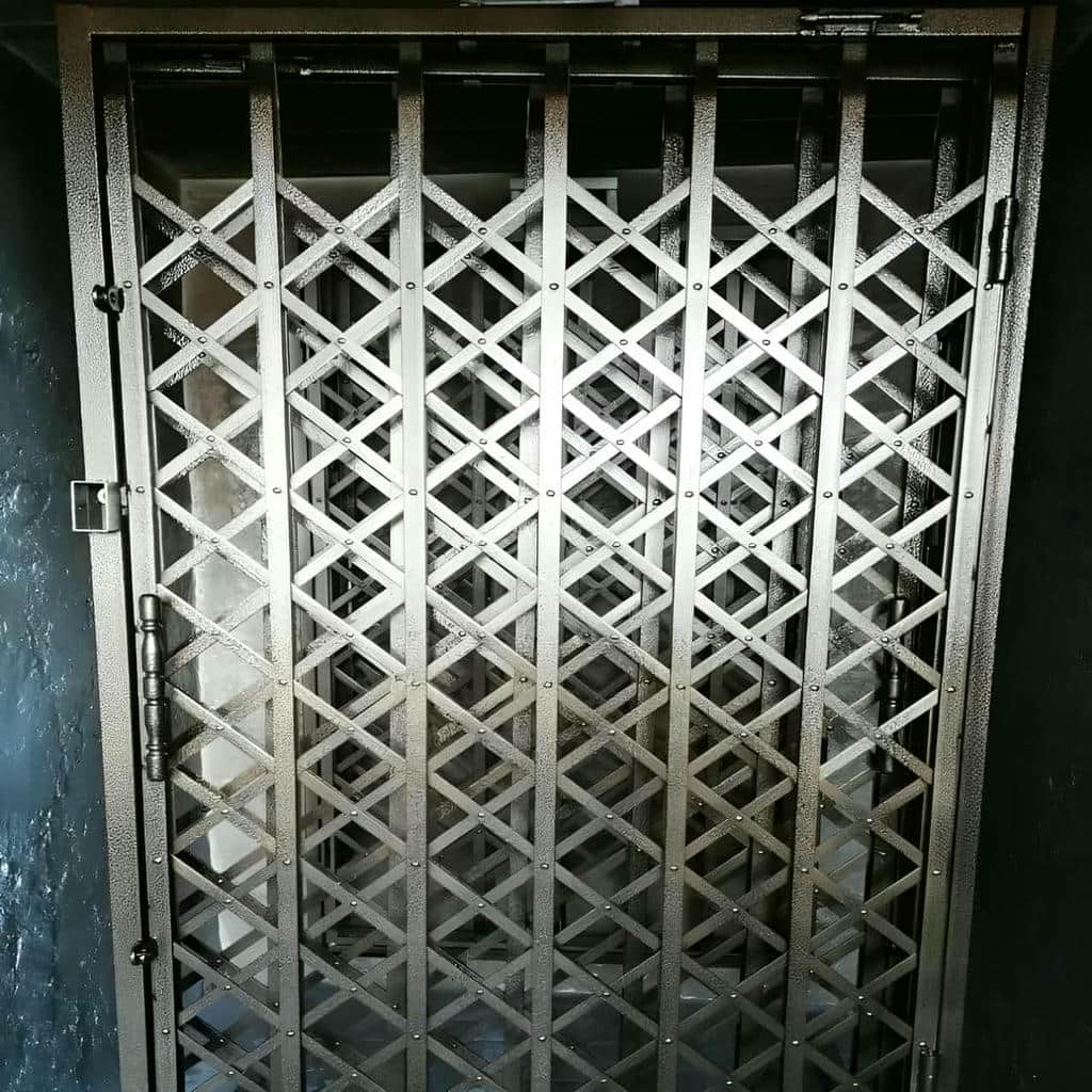 گارد آکاردئونی مشکی کنار ورودی کلاسیک
