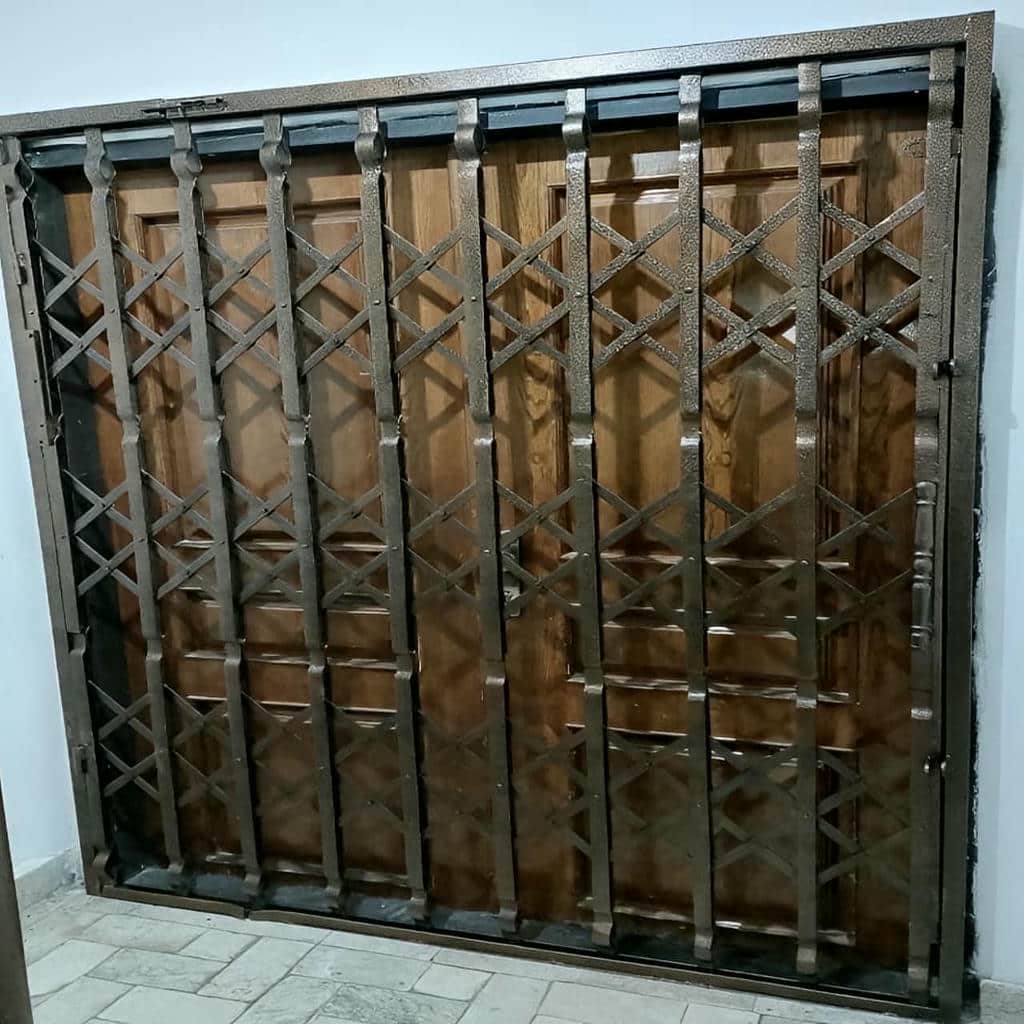 حفاظ آکاردئونی ورودی باغ با پوشش تیره
