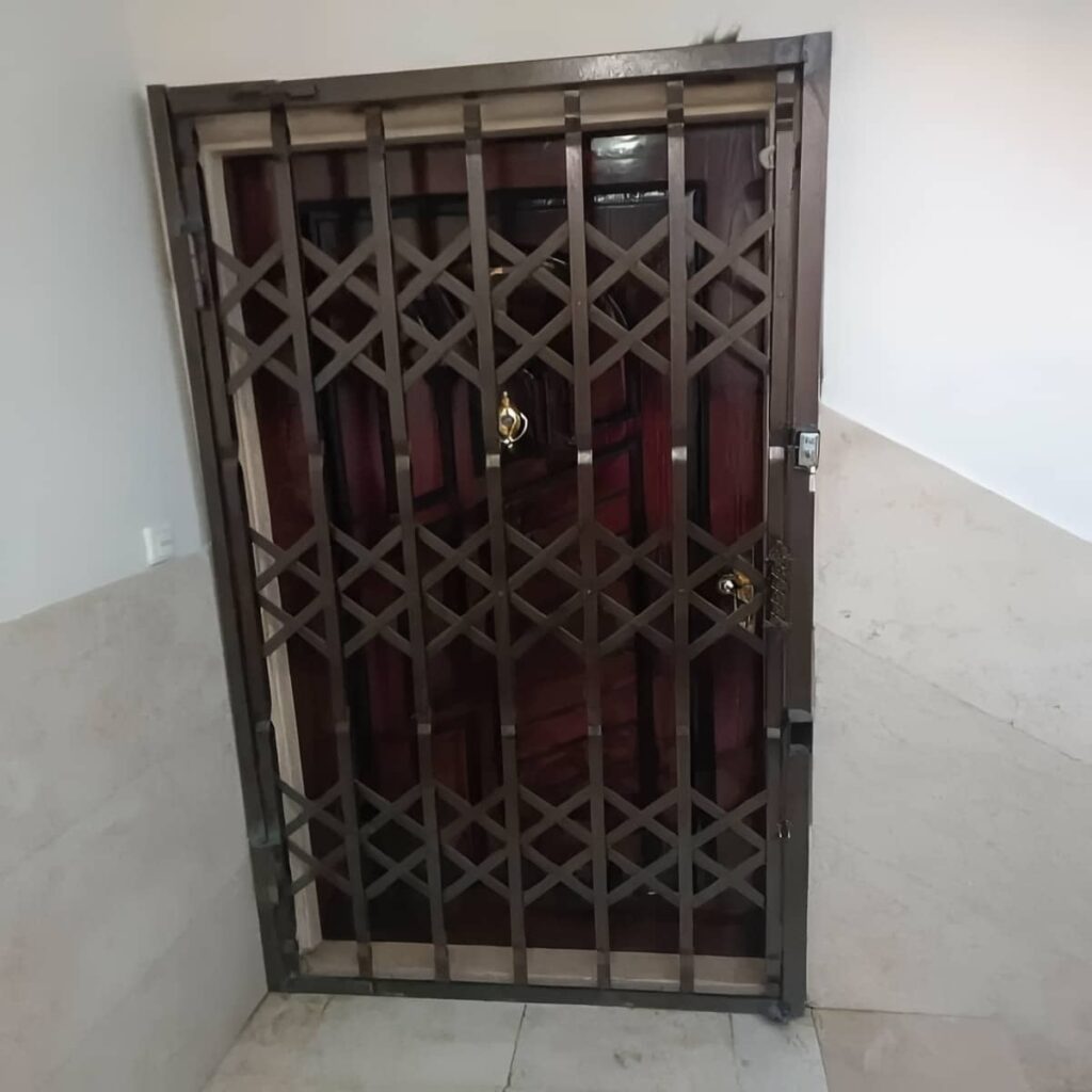 محافظ ورودی عریض نصب شده در ساختمان کرمان محافظ ورودی عریض نصب شده در ساختمان کرمان