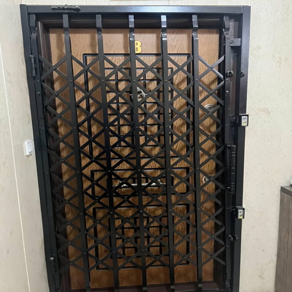 حفاظ ریلی درب فرفورژه نصب شده در کرمان