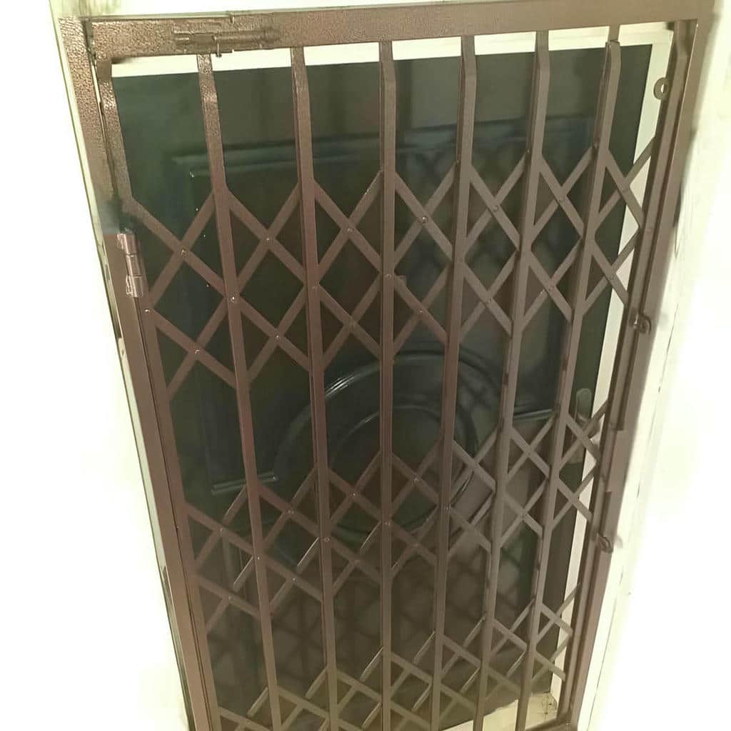 درب آکاردئونی ضد سرقت ساده نصب شده در کرمان