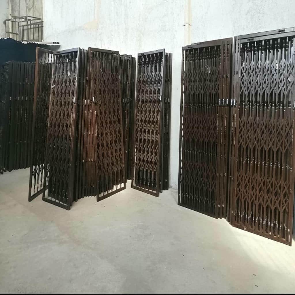 گارد آکاردئونی ورودی ساختمان با قطعات فلزی