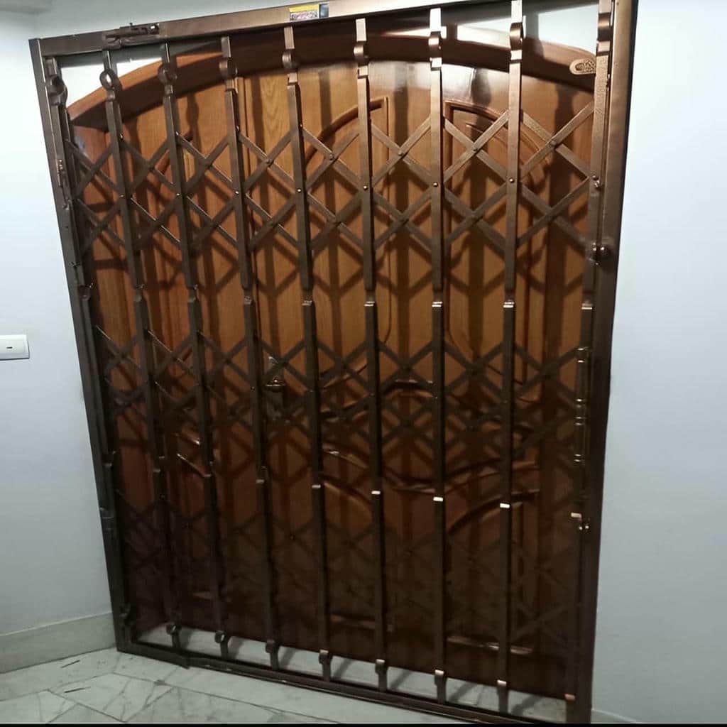 نمای بسته حفاظ درب ورودی با طراحی مینیمال
