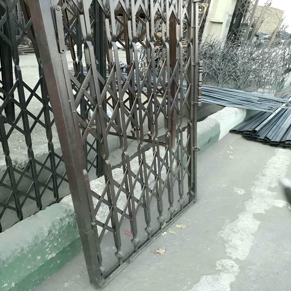 محافظ درب آپارتمان کرمان هنگام بسته بندی ارسال