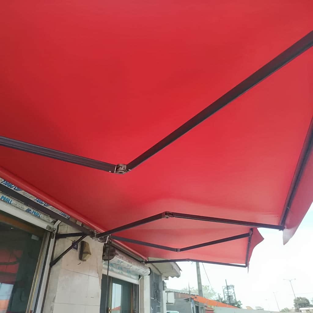 سایبان برقی بازویی نصب شده روی بالکن کرمان