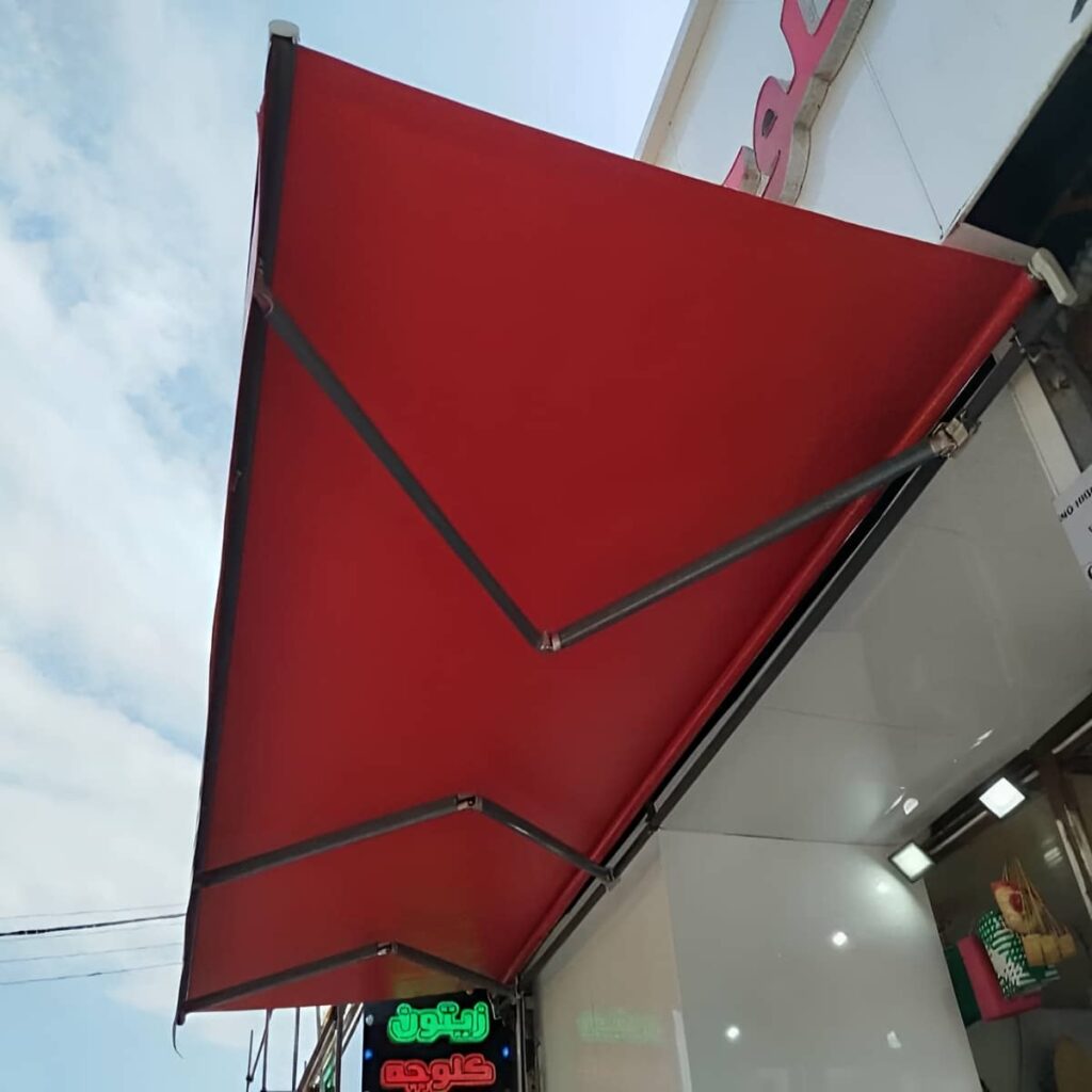 سایبان بازویی با پوشش روشن ساختمان