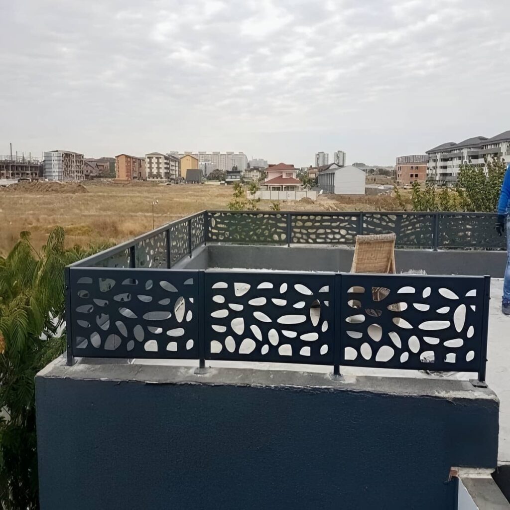 حفاظ تراس کلاسیک با جزئیات تزئینی