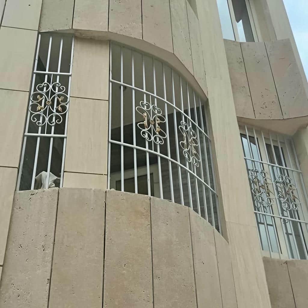 نرده پنجره فرفورژه مناسب نمای در معرض آفتاب