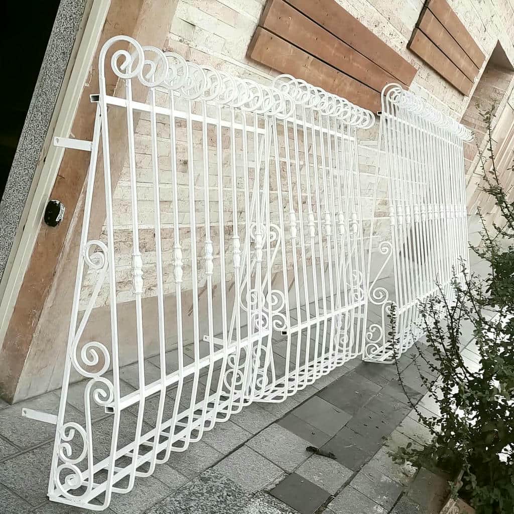 حفاظ پنجره آهنی مشکی ساختمان مسکونی کرمان