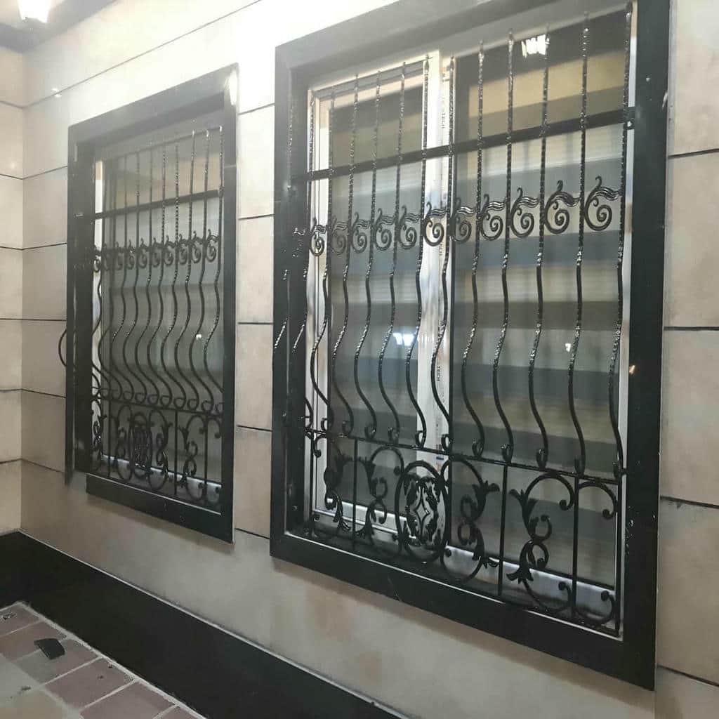 حفاظ پنجره فرفورژه با پوشش رنگ یکدست