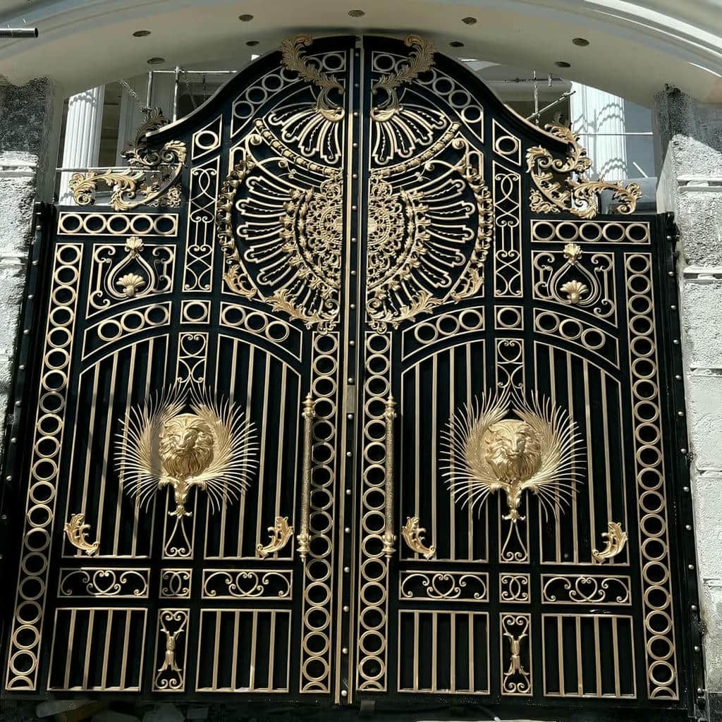درب لاکچری حیاط با تزئینات فلزی طلایی