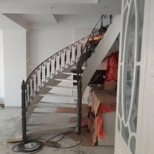 نرده فرفورژه راه پله کرمان با طرح فلزی کلاسیک