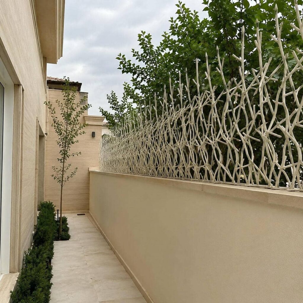 مدل سرنیزه ای فلزی روی دیوار ساختمان